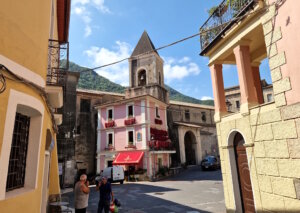 Orsomarso in Kalabrien steht stellvertretend für viele Gemeinden im Süden, die trotz landschaftlicher Schönheit mit strukturellen Problemen wie Abwanderung, schwachem Arbeitsmarkt und begrenzten öffentlichen Dienstleistungen kämpfen. (Foto: © Bastian Glumm)