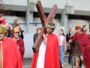Ostern in Italien: Tradition, Gefühle und gelebte Gemeinschaft Karfreitag und Ostern: In eindrucksvollen Passionsprozessionen wird die Leidensgeschichte Christi lebendig, getragen von Menschen, die diese jahrhundertealte Tradition mit spürbarer Hingabe weiterführen. (Symbolfoto: © Bastian Glumm)