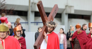 Ostern in Italien: Tradition, Gefühle und gelebte Gemeinschaft Karfreitag und Ostern: In eindrucksvollen Passionsprozessionen wird die Leidensgeschichte Christi lebendig, getragen von Menschen, die diese jahrhundertealte Tradition mit spürbarer Hingabe weiterführen. (Symbolfoto: © Bastian Glumm)