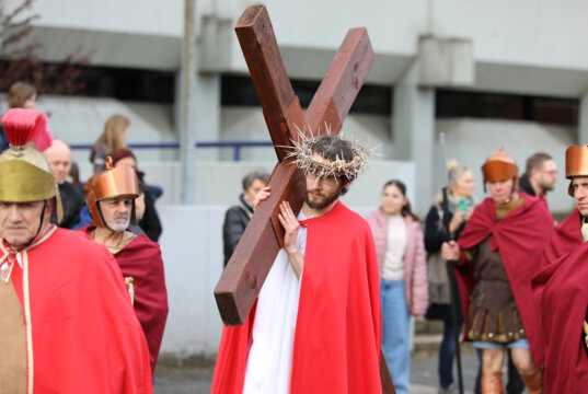 Karfreitag und Ostern: In eindrucksvollen Passionsprozessionen wird die Leidensgeschichte Christi lebendig, getragen von Menschen, die diese jahrhundertealte Tradition mit spürbarer Hingabe weiterführen. (Symbolfoto: © Bastian Glumm)