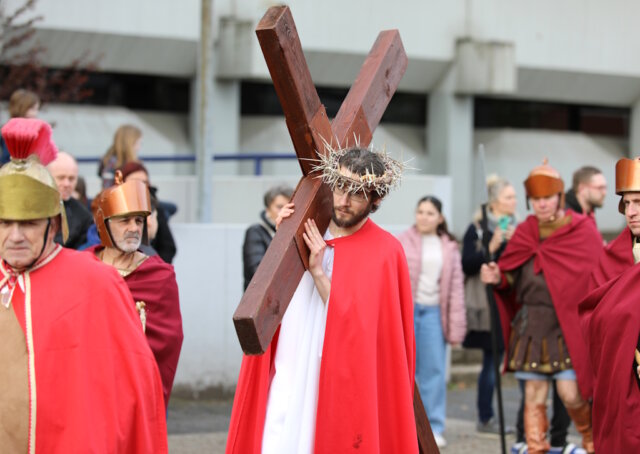 karfreitag-passion-christi-prozession Karfreitag und Ostern: In eindrucksvollen Passionsprozessionen wird die Leidensgeschichte Christi lebendig, getragen von Menschen, die diese jahrhundertealte Tradition mit spürbarer Hingabe weiterführen. (Symbolfoto: © Bastian Glumm)