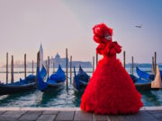 Italienischer Karneval sorgt für starken Tourismusschub Der Karneval von Venedig ist nicht nur ein Festival, sondern eine Reise durch die Zeit, eine Gelegenheit, eine neue Rolle zu übernehmen und die Magie dieser alten Stadt zu spüren. (Foto: © Luana/Adobe Stock)