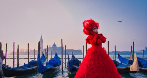 Italienischer Karneval sorgt für starken Tourismusschub Der Karneval von Venedig ist nicht nur ein Festival, sondern eine Reise durch die Zeit, eine Gelegenheit, eine neue Rolle zu übernehmen und die Magie dieser alten Stadt zu spüren. (Foto: © Luana/Adobe Stock)