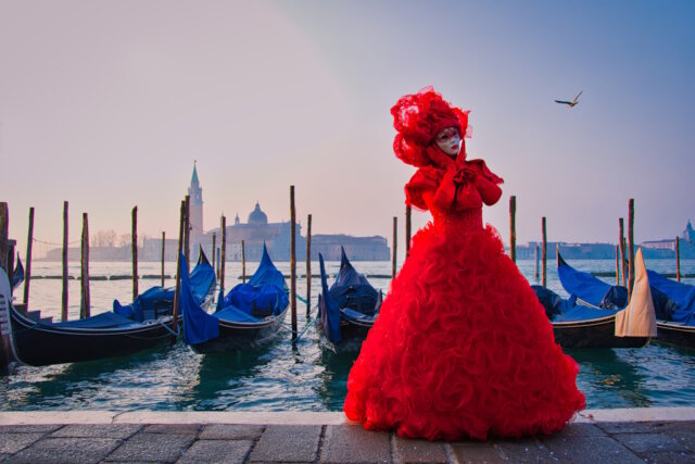 karneval-venedig-1 Der Karneval von Venedig ist nicht nur ein Festival, sondern eine Reise durch die Zeit, eine Gelegenheit, eine neue Rolle zu übernehmen und die Magie dieser alten Stadt zu spüren. (Foto: © Luana/Adobe Stock)