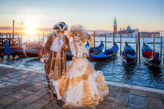 Der Karneval von Venedig ist eine Zeit, in der sich die Stadt in ein echtes Märchen verwandelt: Die Straßen füllen sich mit Menschen in prächtigen Kostümen und geheimnisvolle Figuren mit Masken gleiten in Gondeln über das Wasser. (Foto: © Tomas Marek/Adobe Stock)