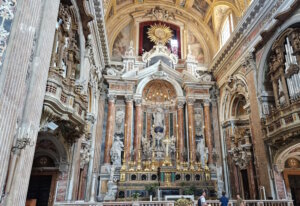 Während der neuntägigen Weihnachtsnovene zieht es die Menschen in Italien in die Kirchen. Auf unserem Foto sieht man das prachtvolle Innere der Chiesa del Gesù Nuovo in Neapel. (Foto: © Bastian Glumm)