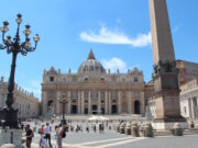 Der Petersplatz mit Blick auf den Petersdom und den Apostolischen Palast. Hinter der Fassade verbirgt sich das spirituelle Zentrum der katholischen Kirche – bei einer Papstwahl versammeln sich hier Tausende, um auf das weiße Rauchzeichen und die Verkündung des neuen Pontifex zu warten. (Foto: © Bastian Glumm)