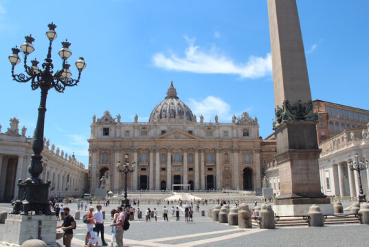 Der Petersplatz mit Blick auf den Petersdom und den Apostolischen Palast. Hinter der Fassade verbirgt sich das spirituelle Zentrum der katholischen Kirche – bei einer Papstwahl versammeln sich hier Tausende, um auf das weiße Rauchzeichen und die Verkündung des neuen Pontifex zu warten. (Foto: © Bastian Glumm)