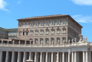 Das zweite Fenster von rechts im dritten Stock des Apostolischen Palasts: Von hier aus spricht der Papst jeden Sonntag das Angelus-Gebet zum Petersplatz hin. (Foto: © Bastian Glumm)
