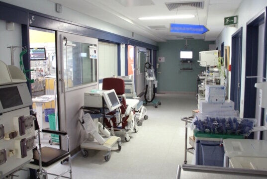 Nach einer fehlgeschlagenen Herztransplantation in Neapel steht der Tod eines zweijährigen Jungen im Mittelpunkt landesweiter Anteilnahme und Untersuchungen. (Symbolfoto: © Bastian Glumm)