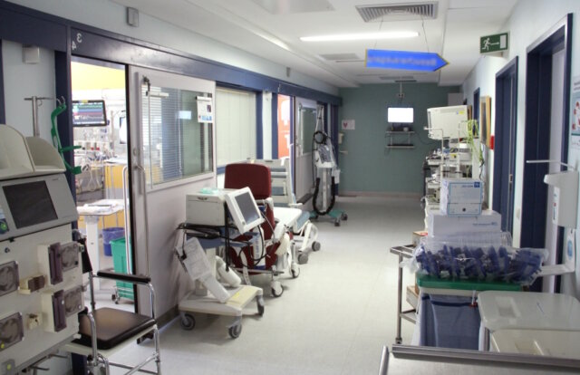 krankenhaus-ospedale-intensivstation Nach einer fehlgeschlagenen Herztransplantation in Neapel steht der Tod eines zweijährigen Jungen im Mittelpunkt landesweiter Anteilnahme und Untersuchungen. (Symbolfoto: © Bastian Glumm)