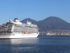 Ein Kreuzfahrtschiff im Hafen von Neapel im Januar vor dem Vesuv. Die Kreuzfahrtbranche bleibt ein wichtiger Faktor für den italienischen Tourismus. (Foto: © Bastian Glumm)