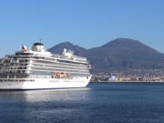 Ein Kreuzfahrtschiff im Hafen von Neapel im Januar vor dem Vesuv. Die Kreuzfahrtbranche bleibt ein wichtiger Faktor für den italienischen Tourismus. (Foto: © Bastian Glumm)