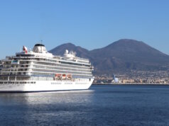 Ein Kreuzfahrtschiff im Hafen von Neapel im Januar vor dem Vesuv. Die Kreuzfahrtbranche bleibt ein wichtiger Faktor für den italienischen Tourismus. (Foto: © Bastian Glumm)