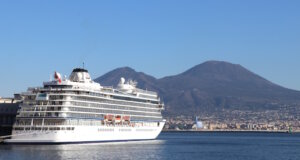 Ein Kreuzfahrtschiff im Hafen von Neapel im Januar vor dem Vesuv. Die Kreuzfahrtbranche bleibt ein wichtiger Faktor für den italienischen Tourismus. (Foto: © Bastian Glumm)