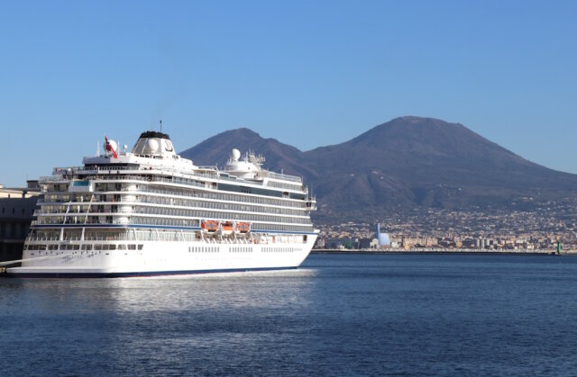 kreuzfahrt-schiff-napoli-neapel-vesuv Ein Kreuzfahrtschiff im Hafen von Neapel im Januar vor dem Vesuv. Die Kreuzfahrtbranche bleibt ein wichtiger Faktor für den italienischen Tourismus. (Foto: © Bastian Glumm)