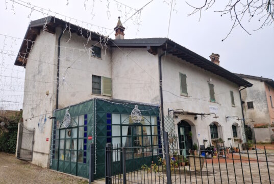 Das B&B La Borasca in Casalpusterlengo, südlich von Mailand: ein historisches Landhaus mit weihnachtlicher Dekoration auf unserer Winterreise. (Foto: © Bastian Glumm)