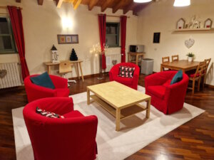 Blick in den Gemeinschaftsraum von La Borasca: ein gemütlicher Aufenthaltsbereich, der besonders in der kalten Jahreszeit Wärme und Ruhe ausstrahlt. (Foto: © Bastian Glumm)