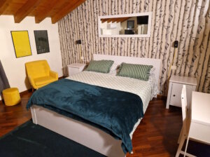 Eines der Gästezimmer im B&B La Borasca: warm eingerichtet, ruhig gelegen und mit viel Liebe zum Detail gestaltet. Ideal zum Ankommen nach einer langen Reise. (Foto: © Bastian Glumm)