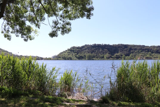 Ein Frühlingsspaziergang am geheimnisvollen Lago d'Averno bei Neapel – zwischen Natur, Mythos und dem antiken Tor zur Unterwelt. (Foto: © Bastian Glumm)