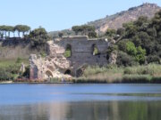 Die antike Thermenruine am Lago d’Averno bei Neapel: Römische Architektur trifft Vulkanlandschaft – frei zugänglich am Rundweg entlang des Sees. (Foto: © Bastian Glumm)