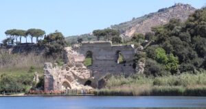 Die antike Thermenruine am Lago d’Averno bei Neapel: Römische Architektur trifft Vulkanlandschaft – frei zugänglich am Rundweg entlang des Sees. (Foto: © Bastian Glumm)