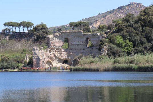 Die antike Thermenruine am Lago d’Averno bei Neapel: Römische Architektur trifft Vulkanlandschaft – frei zugänglich am Rundweg entlang des Sees. (Foto: © Bastian Glumm)