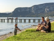 Urlaub für alle Generationen – die Campingplätze am Gardasee schaffen Orte der Begegnung inmitten der Natur. (Foto: © La Rocca Camping Village)