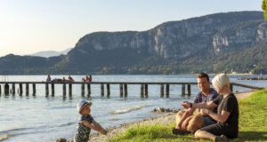 Urlaub für alle Generationen – die Campingplätze am Gardasee schaffen Orte der Begegnung inmitten der Natur. (Foto: © La Rocca Camping Village)