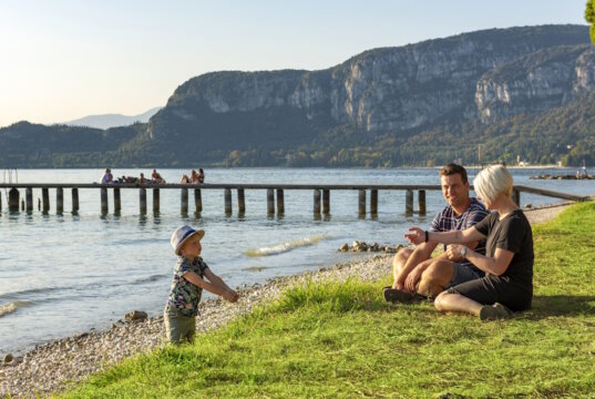 Urlaub für alle Generationen – die Campingplätze am Gardasee schaffen Orte der Begegnung inmitten der Natur. (Foto: © La Rocca Camping Village)