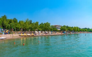 Vielfalt am Gardasee: Barrierefreie Campingplätze mit Strandzugang bieten Erholung und Komfort für alle Gäste. (Foto: © Spiaggia d’Oro Camping & Village)