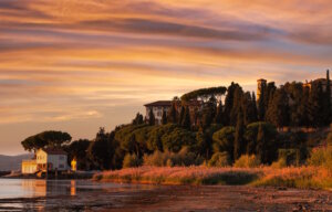 Abendstimmung am Lago Trasimeno in Umbrien: Goldenes Licht legt sich über die Zypressen und Olivenhaine – die stille Seele Mittelitaliens im Herbst. (Foto: © RRA/Adobe Stock) 