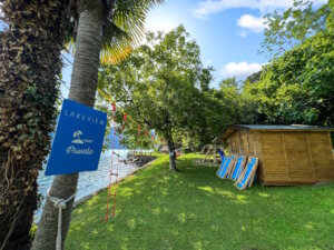 Das Resort selbst ist eine wahre Spielwiese für Groß und Klein. Der private Strand lädt dazu ein, die Seele baumeln zu lassen oder ein erfrischendes Bad im See zu nehmen. (Foto: © Lakeview Cannobio Camping Resort)