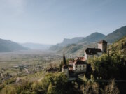 Blick über Lana und das Etschtal: Zwischen Weinbergen, historischen Ansitzen und alpiner Kulisse entfaltet die Region zu jeder Jahreszeit ihren besonderen Reiz. (Foto: © Emi Massmer Emotions)