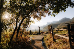 Am Marlinger Waalweg: Der aussichtsreiche Panoramaweg oberhalb von Lana führt durch Weinberge und Wälder mit weitem Blick über das Etschtal bis nach Meran. (Foto: © Maike Wittreck)