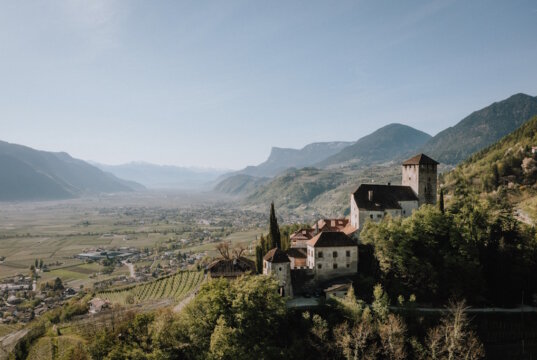 Blick über Lana und das Etschtal: Zwischen Weinbergen, historischen Ansitzen und alpiner Kulisse entfaltet die Region zu jeder Jahreszeit ihren besonderen Reiz. (Foto: © Emi Massmer Emotions)