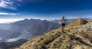 Trailrunner auf dem aussichtsreichen Grat des Senter de le Greste oberhalb des Ledrotals, einer der spektakulärsten Abschnitte des Ledro Sky Trentino. (Foto: © Ledro Sky Trentino)