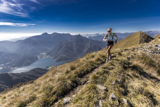 Trailrunner auf dem aussichtsreichen Grat des Senter de le Greste oberhalb des Ledrotals, einer der spektakulärsten Abschnitte des Ledro Sky Trentino. (Foto: © Ledro Sky Trentino)