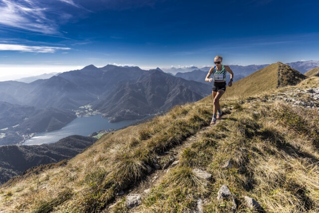 ledro-sky-trentino-gardasee (1) Trailrunner auf dem aussichtsreichen Grat des Senter de le Greste oberhalb des Ledrotals, einer der spektakulärsten Abschnitte des Ledro Sky Trentino. (Foto: © Ledro Sky Trentino)