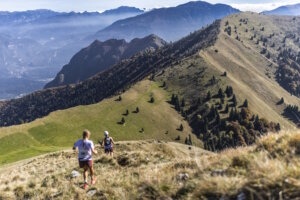 Laufen am Grat zwischen Almwiesen und steil abfallenden Hängen. Das Profil des Ledro Sky Trentino verlangt Trittsicherheit und Kondition. (Foto: © Ledro Sky Trentino)