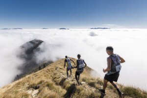 Weite Höhenzüge und wechselnde Geländeformen prägen die Trailrunning-Strecken rund um Garda Trentino im Norden des Gardasees. (Foto: © Ledro Sky Trentino)