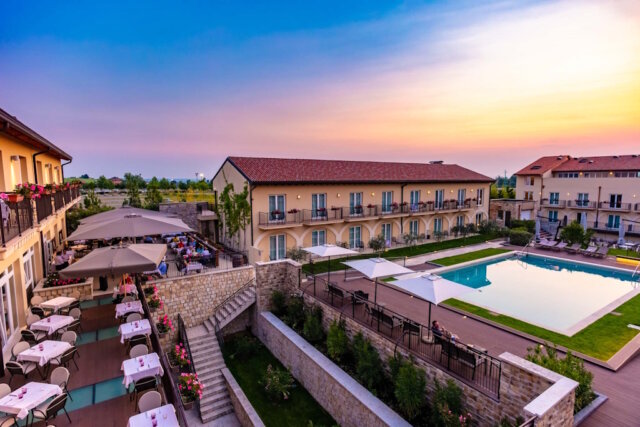 Das Leonardo Hotel Lago di Garda – Wellness and Spa liegt in Lazise, nur wenige Minuten vom Südufer des Gardasees entfernt und verfügt über 127 geschmackvoll eingerichtete Zimmern. (Foto: © Leonardo Hotels)