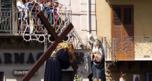 In der sizilianischen Küstenstadt Licata hat der Karfreitag eine tief verwurzelte religiöse und kulturelle Bedeutung. Wie in vielen Teilen Süditaliens wird auch hier die Passion Christi mit eindrucksvollen Prozessionen und traditioneller Frömmigkeit begangen. (Foto: © Rosario Lo Vacco)
