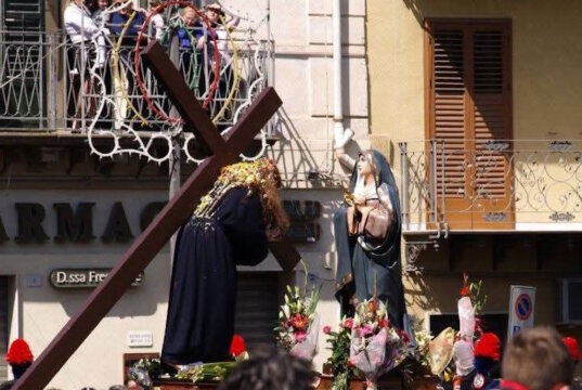 In der sizilianischen Küstenstadt Licata hat der Karfreitag eine tief verwurzelte religiöse und kulturelle Bedeutung. Wie in vielen Teilen Süditaliens wird auch hier die Passion Christi mit eindrucksvollen Prozessionen und traditioneller Frömmigkeit begangen. (Foto: © Rosario Lo Vacco)