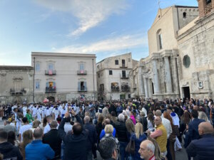 Den Höhepunkt erreichen die Feierlichkeiten am 5. Mai mit der feierlichen Prozession. Die Statue des Heiligen Angelo, die normalerweise in der Kirche Sant’Angelo aufbewahrt wird, wird in einer prunkvollen Sänfte barfuß durch die Straßen der Stadt getragen. (Foto: © Rosario Lo Vacco)