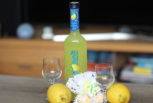 Ein Hauch von Italien im Glas: Limoncello ist mehr als nur ein Zitronenlikör – er ist Lebensfreude, Tradition und Urlaubsgefühl pur. (Foto: © Bastian Glumm)