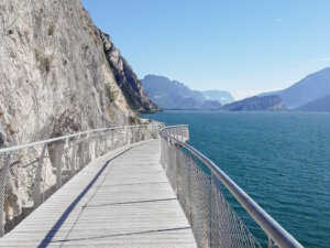 Spektakulärer Rad- und Fußweg bei Limone sul Garda: Die Strecke führt direkt entlang der Felswände über dem Wasser und zählt zu den eindrucksvollsten Bike-Routen am Gardasee. (Foto: © Mary Franzoni)