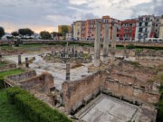 Mitten in der Altstadt von Pozzuoli, nur einen Katzensprung vom Hafen entfernt, liegt ein Ort, der Geschichte atmet: das Macellum. (Foto: © Bastian Glumm)