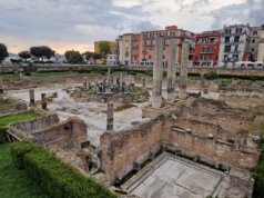 Mitten in der Altstadt von Pozzuoli, nur einen Katzensprung vom Hafen entfernt, liegt ein Ort, der Geschichte atmet: das Macellum. (Foto: © Bastian Glumm)