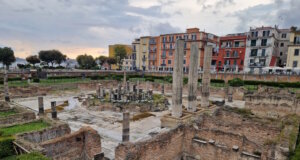 Mitten in der Altstadt von Pozzuoli, nur einen Katzensprung vom Hafen entfernt, liegt ein Ort, der Geschichte atmet: das Macellum. (Foto: © Bastian Glumm)